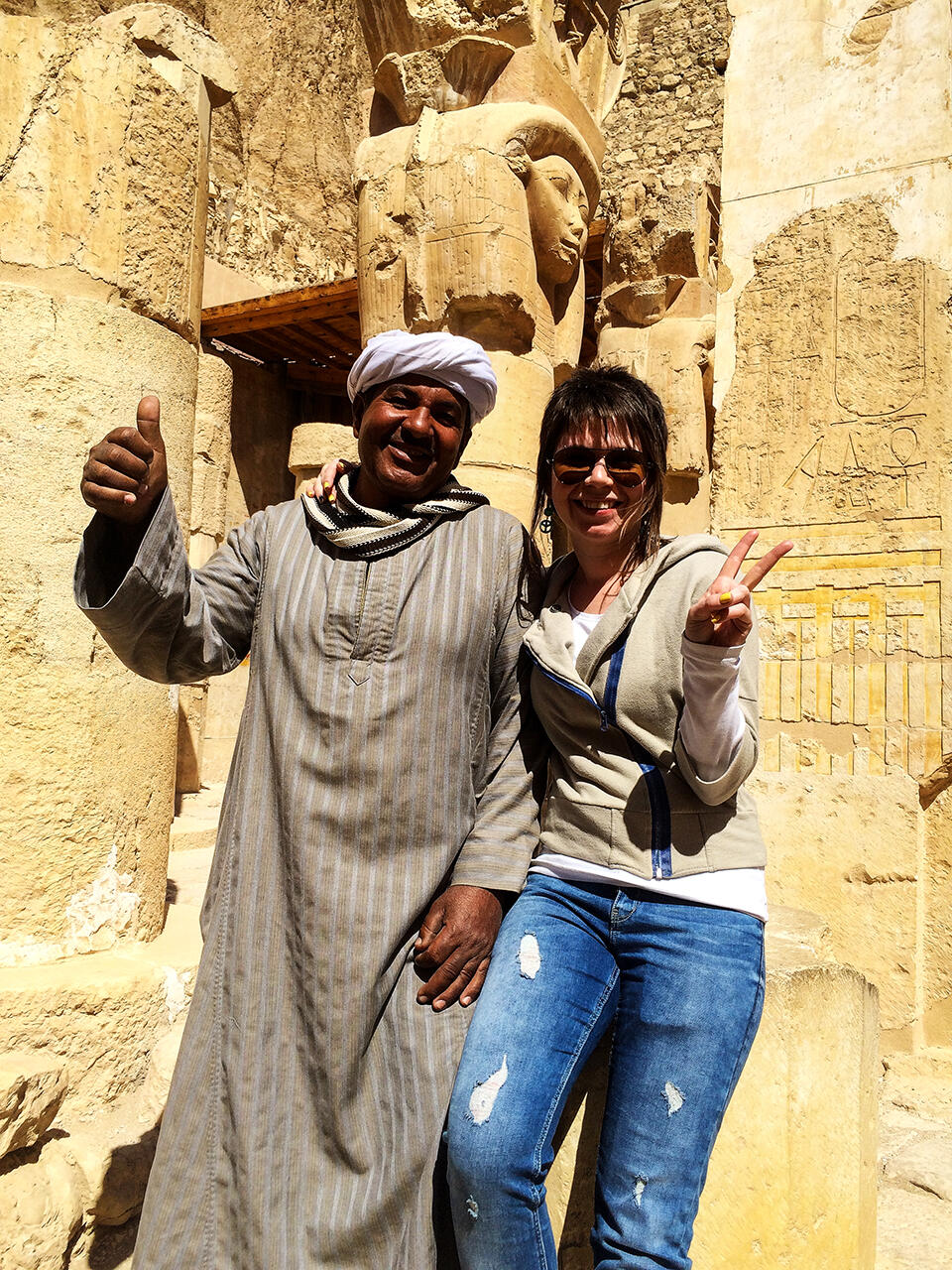 Маленькая с каким то Египтянином в храме Хатшепсут